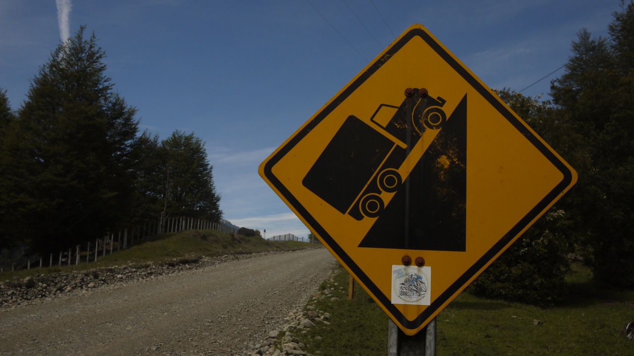 A steep-road sign on the gravel Carretera Austral